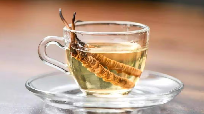 一杯蟲草水,健康新滋味:冬蟲夏草泡水喝的奇妙功效